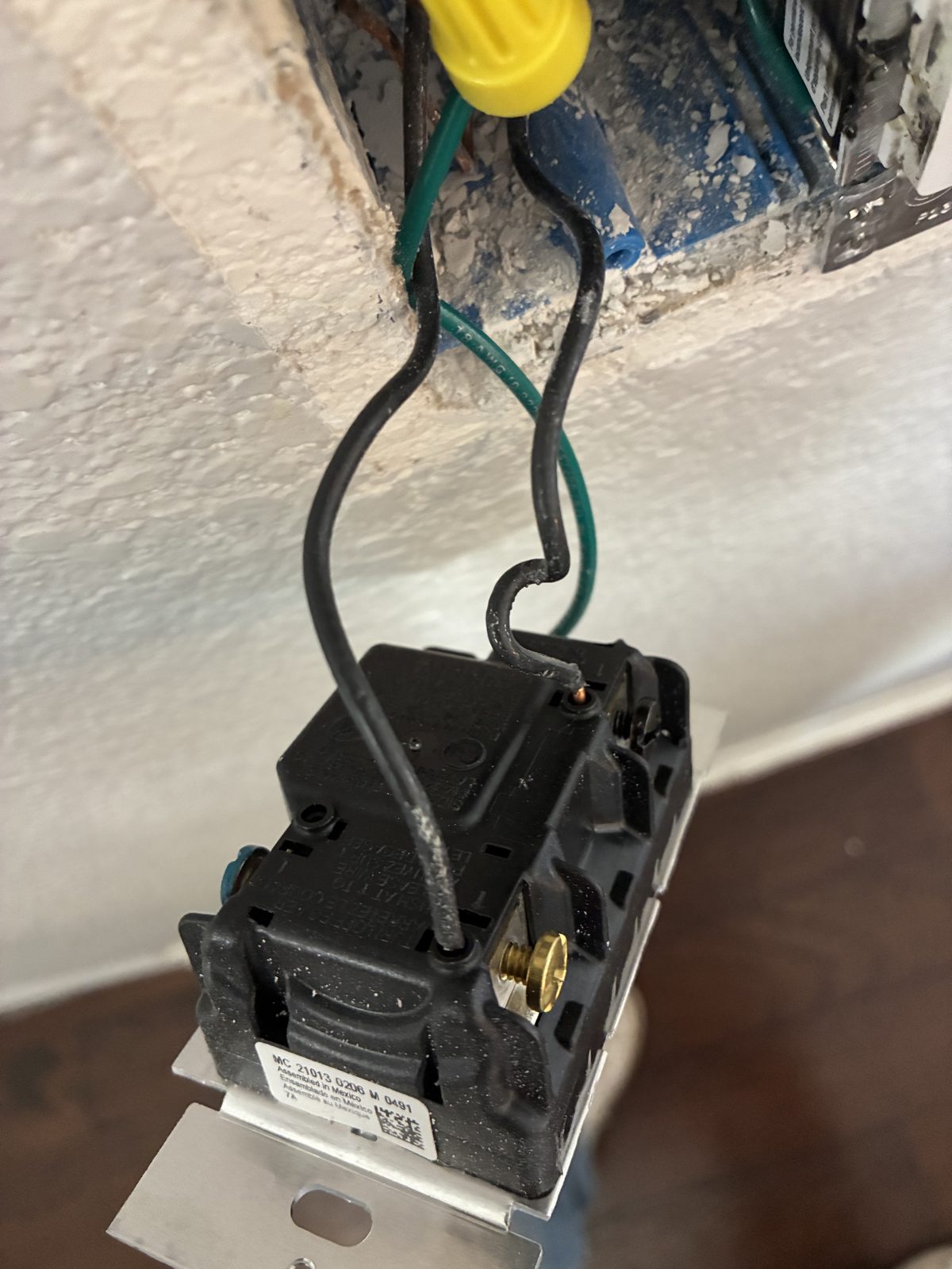 Ceiling electrical box wiring